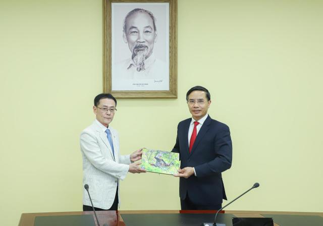 지난 1월 팜득언 다낭시 인민위원회 위원장오른쪽이 한국 삼성홈이엔씨 경영진에게 기념품을 전달하는 모습 사진다낭시 기관지 발췌