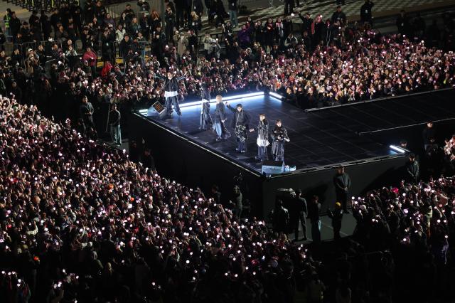  그룹 방탄소년단BTS이 21일 서울 광화문 광장에서 정규 5집 아리랑ARIRANG 발매를 기념해 무료 공연 BTS 컴백 라이브 아리랑BTS THE COMEBACK LIVE｜ARIRANG을 열고 있다 사진공동취재단