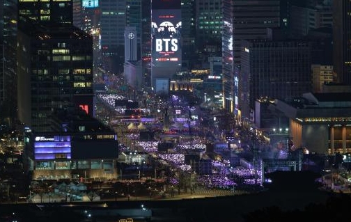 [포토] 다시 돌아온 BTS… 보랏빛으로 물든 광화문