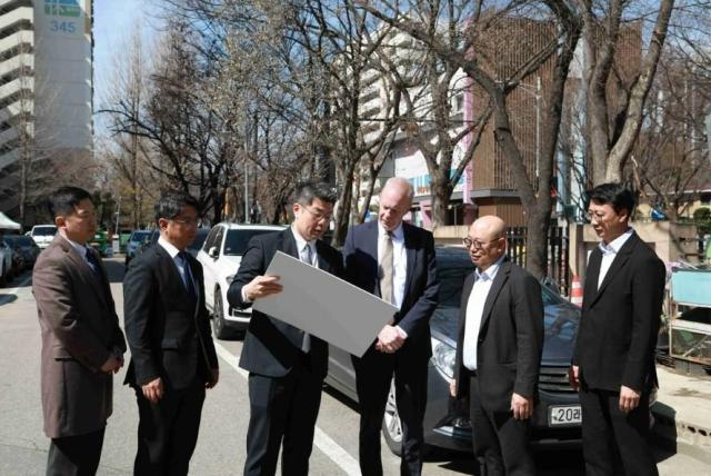 삼성물산과 스콧 사버 SMDP 대표가 신반포 19·25차 사업지 현장을 점검하고 있다 사진삼성물산