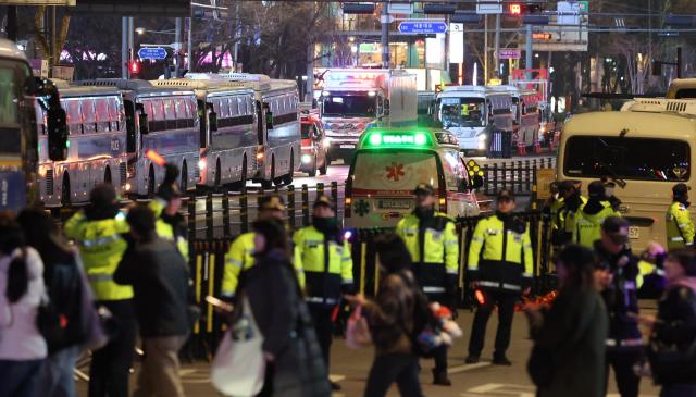 서울 광화문 광장에서 아미BTS 팬덤들이 공연을 관람한 뒤 경찰의 호위아래 안전하게 귀가하고 있다사진연합뉴스