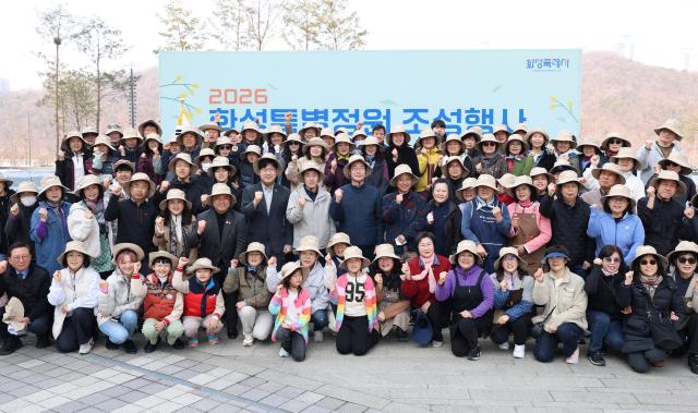 정명근 화성특례시장두번째 줄 가운데과 시민들이 동탄여울공원에서 화성특별정원 조성을 기념하고 있다 사진화성시