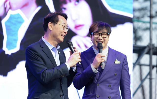 정명근 화성특례시장이 21일 동탄여울공원에서 제26회 화성특례시민의 날 기념 특별한 콘서트 시즌 2 인터뷰를 하고 있다 사진화성시