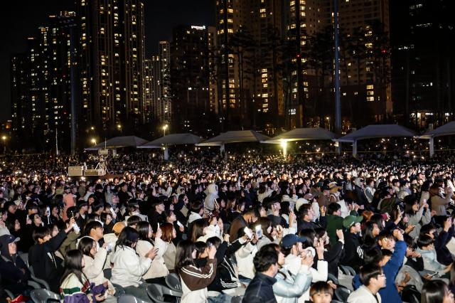 시민들이 21일 동탄여울공원에서 제26회 화성특례시민의 날 기념 특별한 콘서트 시즌 2 무대를 관람하고 있다 사진화성시