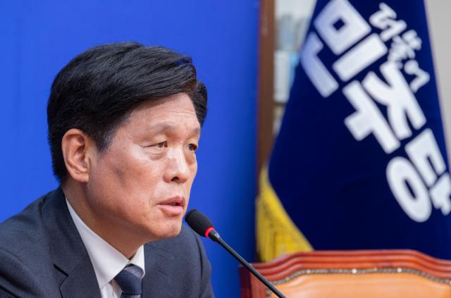 더불어민주당 조승래 사무총장이 22일 국회에서 열린 기자간담회에서 현안 관련 발언을 하고 있다사진연합뉴스