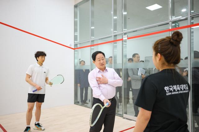 주광덕 시장이 평내 체육문화센터 다목적 체육관을 둘러보고 있다 사진남양주시