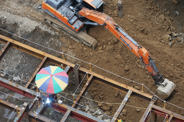 폭염이 이어진 지난해 8월 5일 대구 한 건설 현장 근로자가 햇볕을 막아주는 파라솔 아래에서 작업을 하고 있다사진연합뉴스