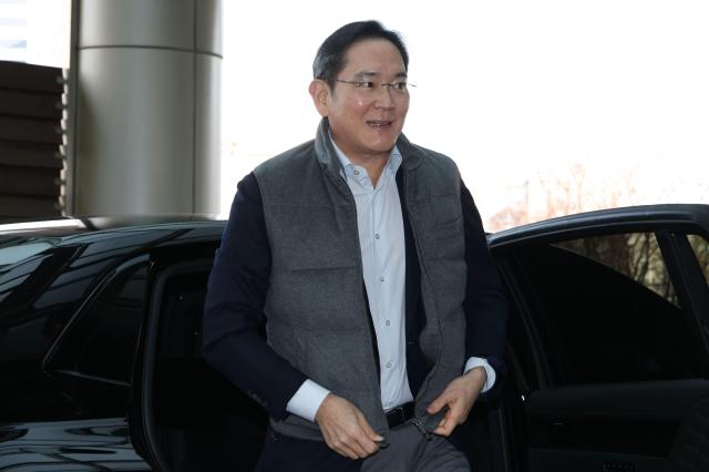 이재용 삼성전자 회장이 경제사절단에 동행하기 위해 지난 1월 강서구 서울김포비즈니스항공센터SGBAC를 통해 출국하고 있다사진유대길 기자