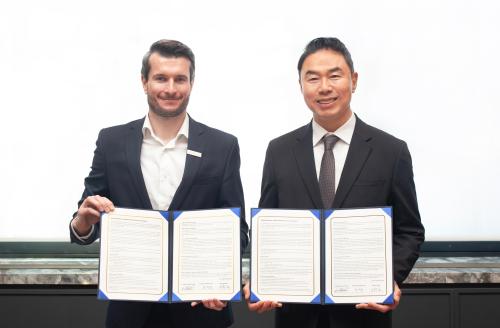 정지영 현대백화점 사장오른쪽과 질 로드릭 라 그랑드 에피세리 대표가 미식 트렌드 교류 및 발전을 위한 업무협약MOU을 체결한 후 기념사진을 찍고 있다 사진현대백화점