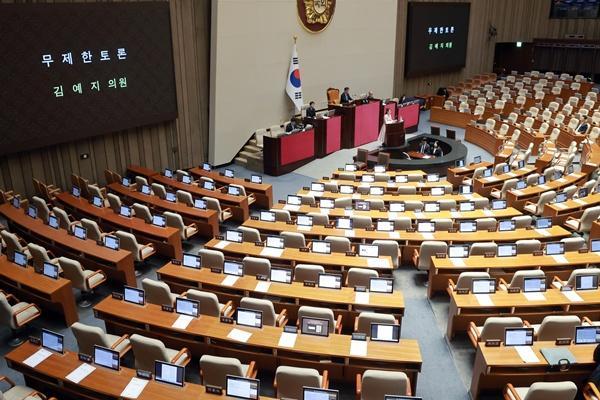 김예지 국민의 의원이 22일 국회에서 열린 3월 임시국회 2차 본회의에서 전날 상정된 윤석열 정권 정치검찰 조작기소 의혹 사건 진상규명 국정조사계획서 승인의 건에 대해 무제한 토론을 하고 있다 사진연합뉴스