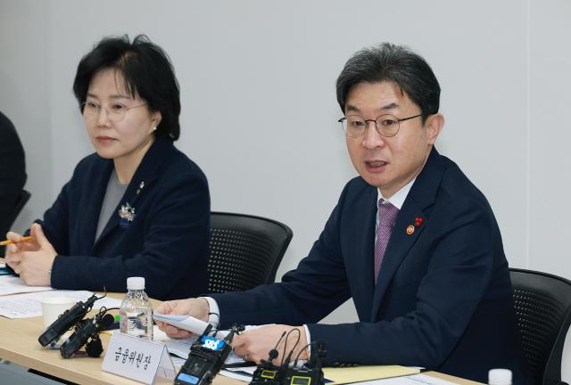 이억원 금융위원장오른쪽이 지난 1월 8일 경기 수원 서민금융통합지원센터에서 개최한 제1차 포용적 금융 대전환 1차 회의에서 포용금융 방향에 대해 설명하고 있다 사진금융위