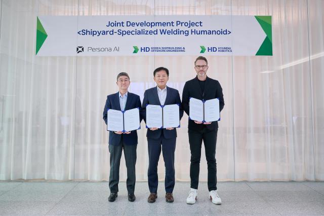 HD현대는 조선소 특화 용접용 휴머노이드의 실증 및 상용화를 위한 공동개발 협약을 체결했다사진 왼쪽부터 송영훈 HD현대로보틱스 솔루션개발부문장 이동주 HD한국조선해양 제조혁신연구소 부문장 닉 래드포드Nicolaus Radford 페르소나 AI CEO 사진HD현대