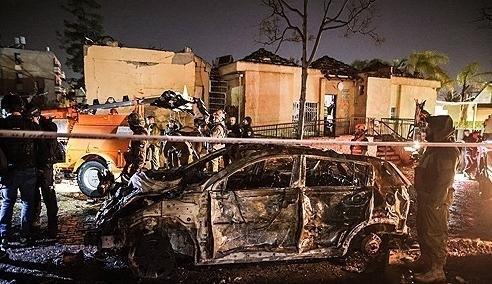 이란이 쏜 미사일이 방공망을 뚫고 떨어진 이스라엘 남부 디모나 사진연합뉴스