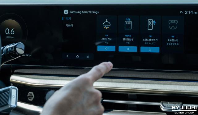 차량의 인포테인먼트 시스템을 통해 카투홈 서비스를 이용하는 모습 사진현대차그룹