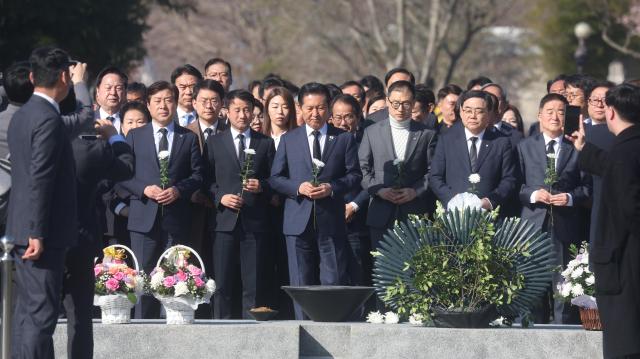 정청래 더불어민주 대표가 23일 오전 경남 김해시 진영읍 봉하마을 노무현 전 대통령 묘역에서 참배하고 있다 사진연합뉴스