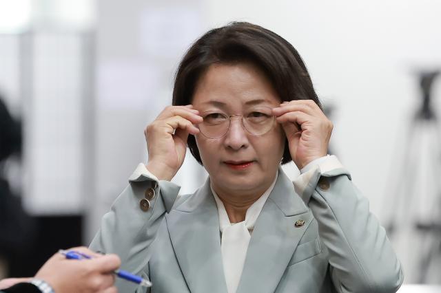 국회 법제사법위원장인 더불어민주당 추미애 의원이 23일 국회 소통관에서 법사위원장직 사임 의사를 밝히는 기자회견을 준비하고 있다사진연합뉴스