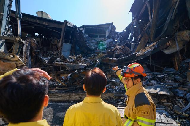 이재명 대통령이 지난 21일 대전 대덕구 공장 화재 현장을 찾아 피해 상황을 살펴보고 있다 사진연합뉴스