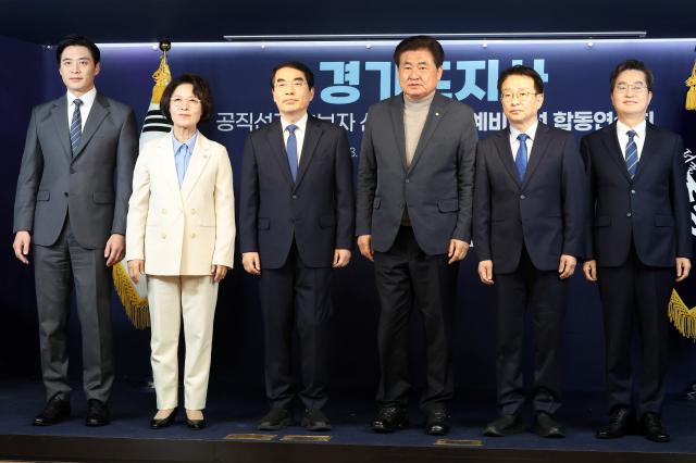 민주당 경기도지사 예비경선 합동연설회
    (서울=연합뉴스) 배재만 기자 = 15일 서울 영등포구 더불어민주당 당사에서 열린 더불어민주당 경기도지사 예비경선 합동연설회에서 예비후보들이 기념사진을 찍고 있다. 왼쪽부터 한준호 의원, 추미애 의원, 양기대 전 의원, 소병훈 중앙당 선거관리위원장,권칠승 의원, 김동연 경기도지사. 2026.3.15 [공동취재]