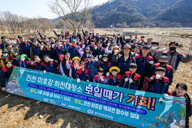 현대모비스 임직원과 가족들이 20일 충북 진천 미호강 일대에서 생태계 보호 청소 활동을 펼쳤다사진현대모비스