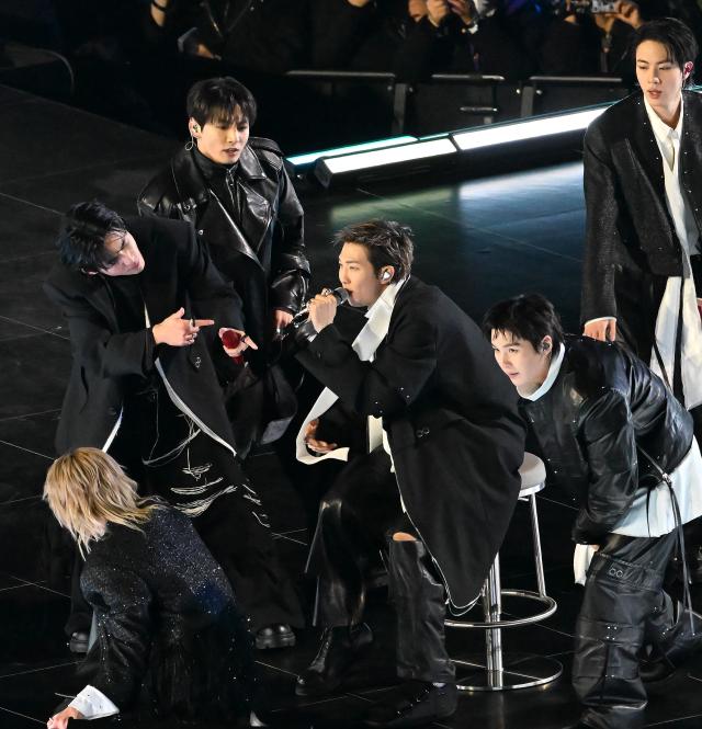 그룹 방탄소년단BTS이 21일 서울 광화문 광장에서 공연하고 있다 사진연합뉴스