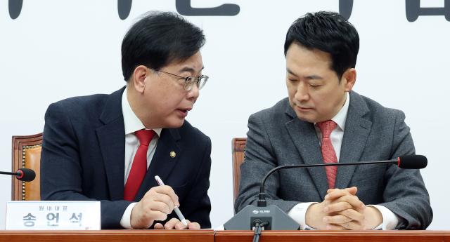 장동혁 국민의힘 대표오른쪽이 23일 국회에서 열린 최고위원회의에서  송언석 원내대표와 대화하고 있다 사진연합뉴스