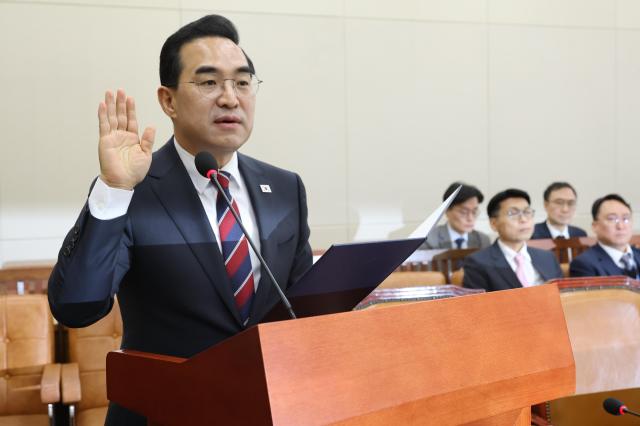 [포토] 선서하는 박홍근 기획예산처 장관 후보자