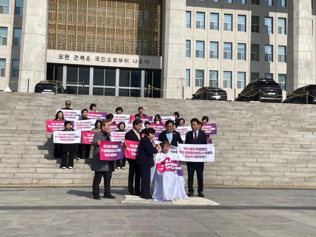 박형준 부산시장이 23일 서울 여의도 국회 본관 계단에서 부산 글로벌허브도시 특별법 조속 제정을 촉구하며 삭발을 하고 있다사진이다희 기자