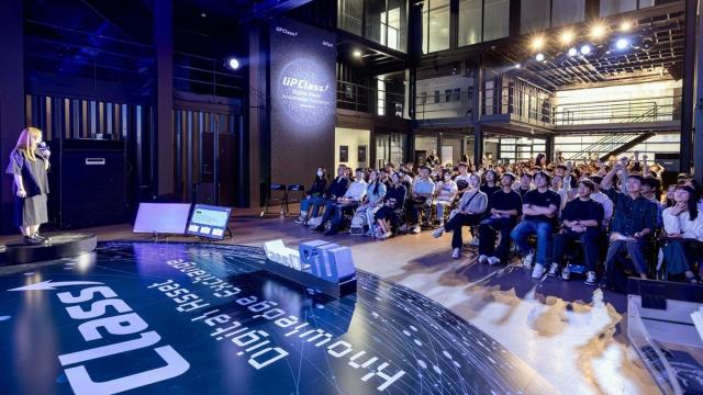 지난해 10월2일 청년층을 대상으로 한 디지털 자산 교육 프로그램 업클래스UP Class를 성황리에 진행했다 사진은 이은정 두나무 과장이 청년 대상 업클래스에서 ‘퍼스널 투자 성향 테스트 UP-BTI’ 세션을 진행하는 모습사진두나무