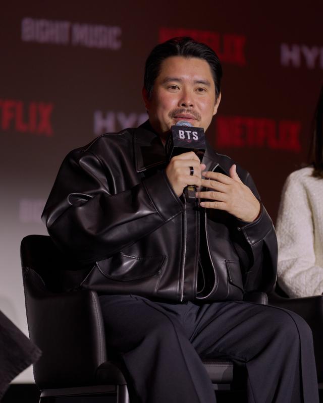 바오 응우옌 BTS 더 리턴 다큐멘터리 감독이 QA를 진행하고 있다 사진넷플릭스