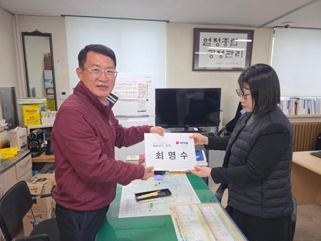 지난 22일 최명수 국민의힘 화천군 당협 부위원장이 강원 화천군선거관리위원회에 국민의힘 화천군수 예비후보로 등록하고 있다사진최명수 예비후보