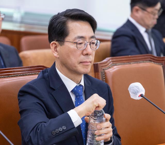 황종우 해양수산부 장관 후보자가 23일 국회 농림축산식품해양위원회에서 열린 인사청문회에 출석해 시작을 기다리고 있다 사진연합뉴스