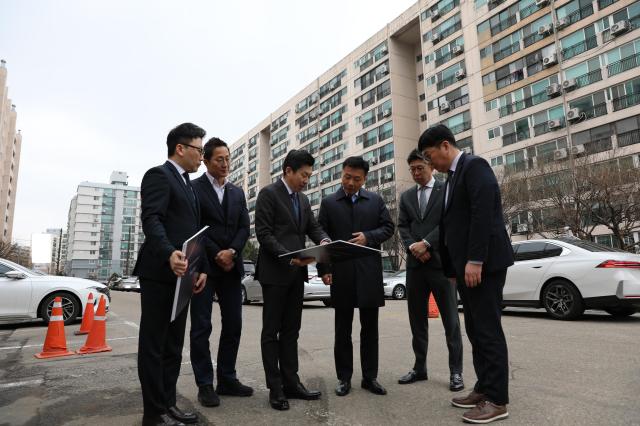 송치영 포스코이앤씨 사장왼쪽에서 네 번째이 신반포 19ㆍ25차 재건축 현장을 찾아 수주 준비 상황을 점검하고 있다 사진포스코이앤씨