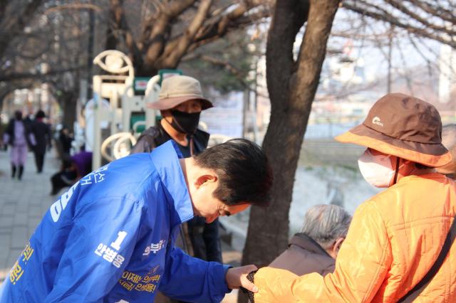 안병용 후보가 중랑천에서 시민들에게 인사하고 있다 사진안병용 더불어민주당 의정부시장 예비후보