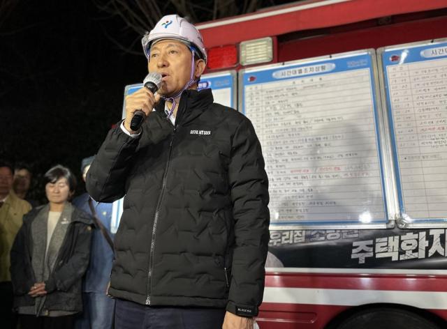 지난해 3월 강동구 명일동에서 발생한 땅꺼짐 현장을 찾은 오세훈 서울시장이 사고 현황 및 구조 계획을 브리핑 하고 있다 사진서울시