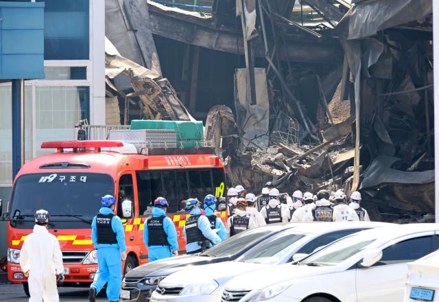 23일 오전 74명의 사상자가 발생한 대전 대덕구 안전공업에서 화재 원인 등을 규명하기 위한 합동감식이 진행되고 있다 사진연합뉴스