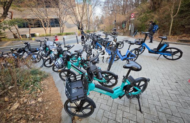 서초구가 공공보도 점자블럭 위 보도 중앙 등에 방치돼 보행자들의 통행을 방해하는 전기자전거를 다음달 27일부터 즉시 수거한다 사진서초구