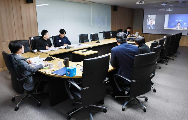 김정관 산업통상부 장관이 지난 20일 정부세종청사 산업부 영상회의실에서 댄 요르겐슨 유럽연합EU 에너지 집행위원과 화상으로 면담을 진행하고 있다 사진산업통상부