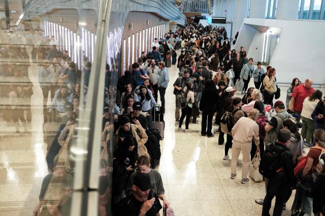 22일현지시간 미국 뉴욕 라과디아 공항에서 승객들이 보안 검색을 위해 줄을 서 있다 사진AFP연합뉴스