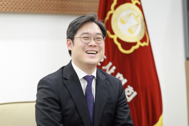 김정욱 대한변호사협회 회장이 지난 4일 대한변호사협회에서 아주경제와 인터뷰 도중 크게 웃음을 짓고 있다 사진유대길 기자