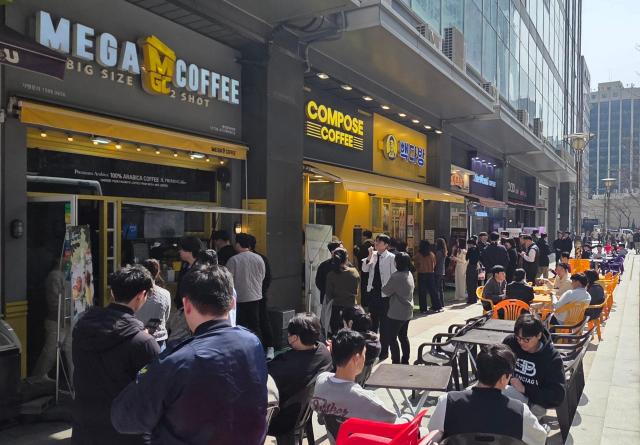 23일 오후 서울 종로구의 저가 커피 매장 앞이 음료를 주문하려는 시민들로 붐비고 있다 사진김현아 기자