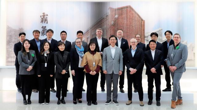 IDT Biologika CEO Sally Choi and executives visit SK Bioscience's Songdo Global R&PD Center and pose with SK Bioscience CEO Ahn Jae-yong