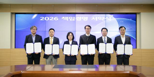 LH 관계자들이 진주 본사에서 ‘2026 책임경영 서약식’을 진행한 후 기념촬영 하고 있다 사진LH