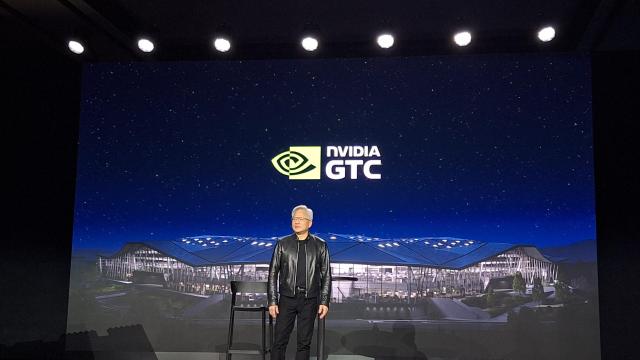 젠슨 황 엔비디아 최고경영자CEO가 GTC 2026 이튿날인 지난 17일현지시간 젠슨 황 CEO 프레스  크리에이터 QA에 등장해 참가자들을 응시하고 있다 사진조성준 기자