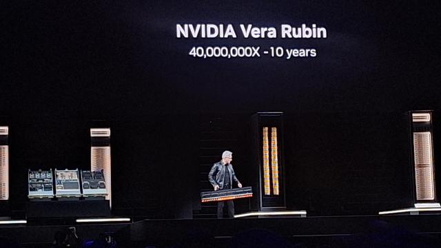 젠슨 황 엔비디아 최고경영자CEO가 GTC 2026 개막일인 16일현지시간 기조연설 도중 블랙웰 울트라 기반 최신 AI 슈퍼컴퓨터 DGX B300 상단 랙 모듈을 번쩍 들어 올린 채 연설을 이어나가고 있다 사진조성준 기자