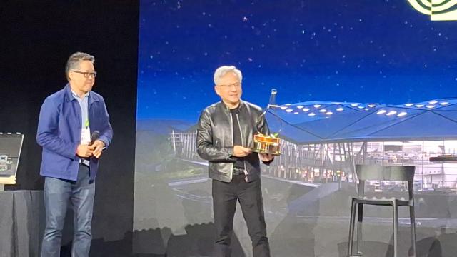 젠슨 황 엔비디아 최고경영자CEO가 GTC 2026 이튿날인 지난 17일현지시간 젠슨 황 CEO 프레스  크리에이터 QA에서 모터트렌드 편집장에게 트로피를 받고 활짝 웃고 있다 사진조성준 기자