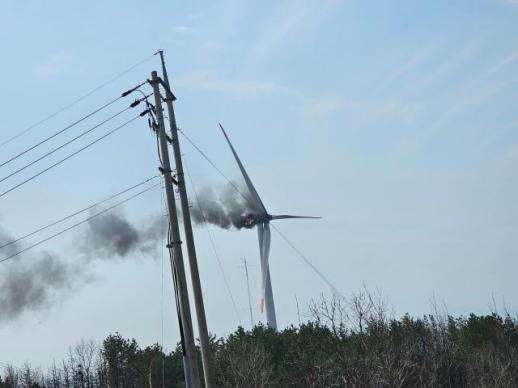 영덕 풍력발전기 화재…1명 사망·2명 연락 두절