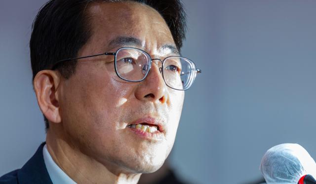 황종우 해양수산부 장관 후보자가 23일 국회 농림축산식품해양위원회에서 열린 인사청문회에서 의원 질의에 답하고 있다 사진연합뉴스