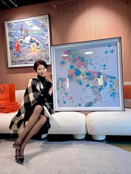 프리미엄 액자 제품은 비접촉 고정 방식과 자석 결합 구조를 적용해 소재 손상을 최소화하고 있다 여기에 무반사 유리 기술을 더해 빛 반사를 줄이고 색감과 질감을 보다 선명하게 구현하는 등 완성도를 높였다사진은 스카프 액자를 소개하고 있는 김지우 페어리스타 대표사진페어리스타