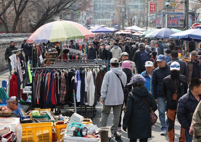  따뜻한 봄날씨를 보인 22일 서울 종로구 동묘 벼룩시장이 사람들로 북적이고 있다 사진연합뉴스