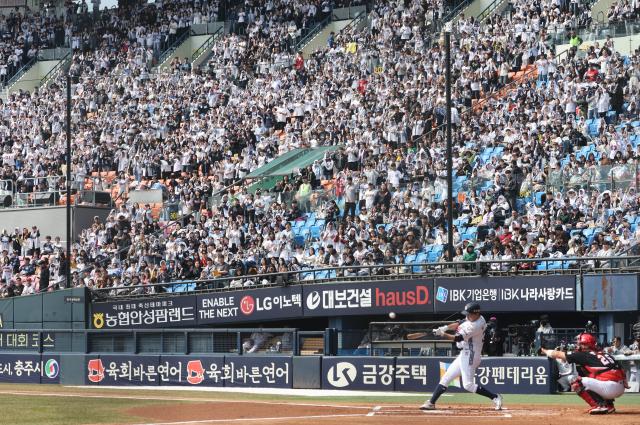 프로야구 정규리그 개막을 엿새 앞둔 22일 서울 송파구 잠실구장에서 열린 두산 베어스와 KIA 타이거즈의 시범경기에서 관중들이 응원을 하고 있다 사진연합뉴스